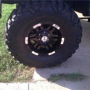 37x13.50R17 Nitto Mud Grapplers on 17" 951 Moto Metal rims