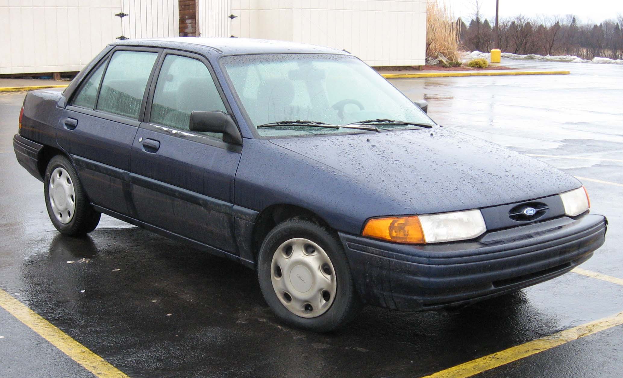 95-96_Ford_Escort_LX_sedan.jpg